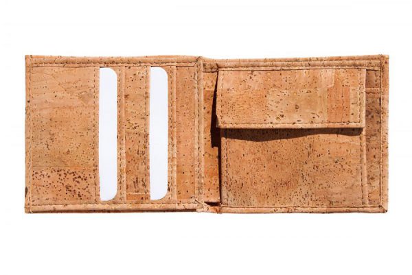 Luonnon korkista valmistettu lompakko - Voit kiinnittää sen suoraan seinälle ja pöydän pinnalle. Tuote voidaan liimata sekä vaaka- että pystysuoraan.